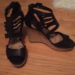 Beautiful like new Guess wedges!✨